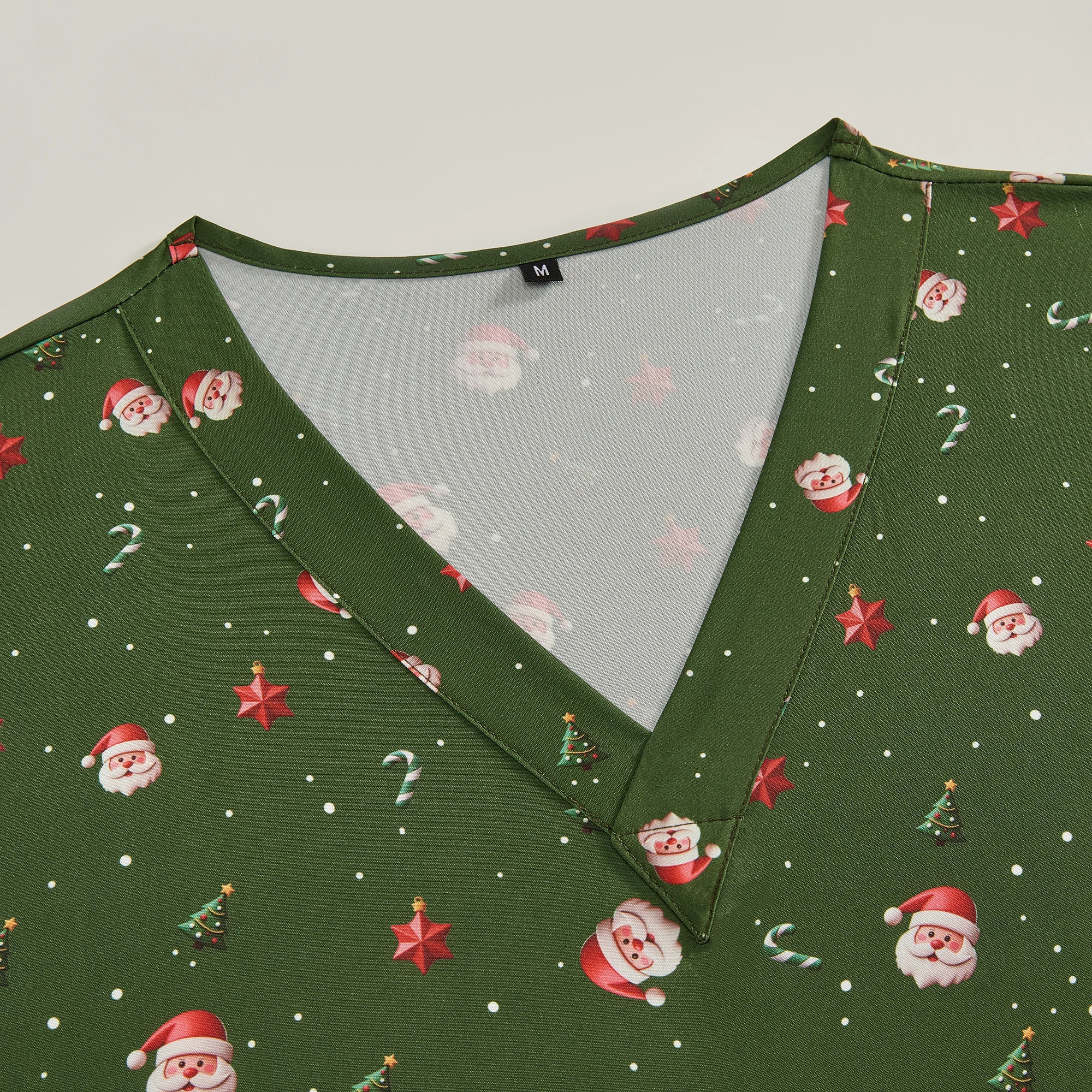 【クリスマス】女性用スクラブトップ グリーン 3D サンタクロースプリント ホリデーワークウェア 看護師 医師 歯科医 外科用漫画ユニフォーム