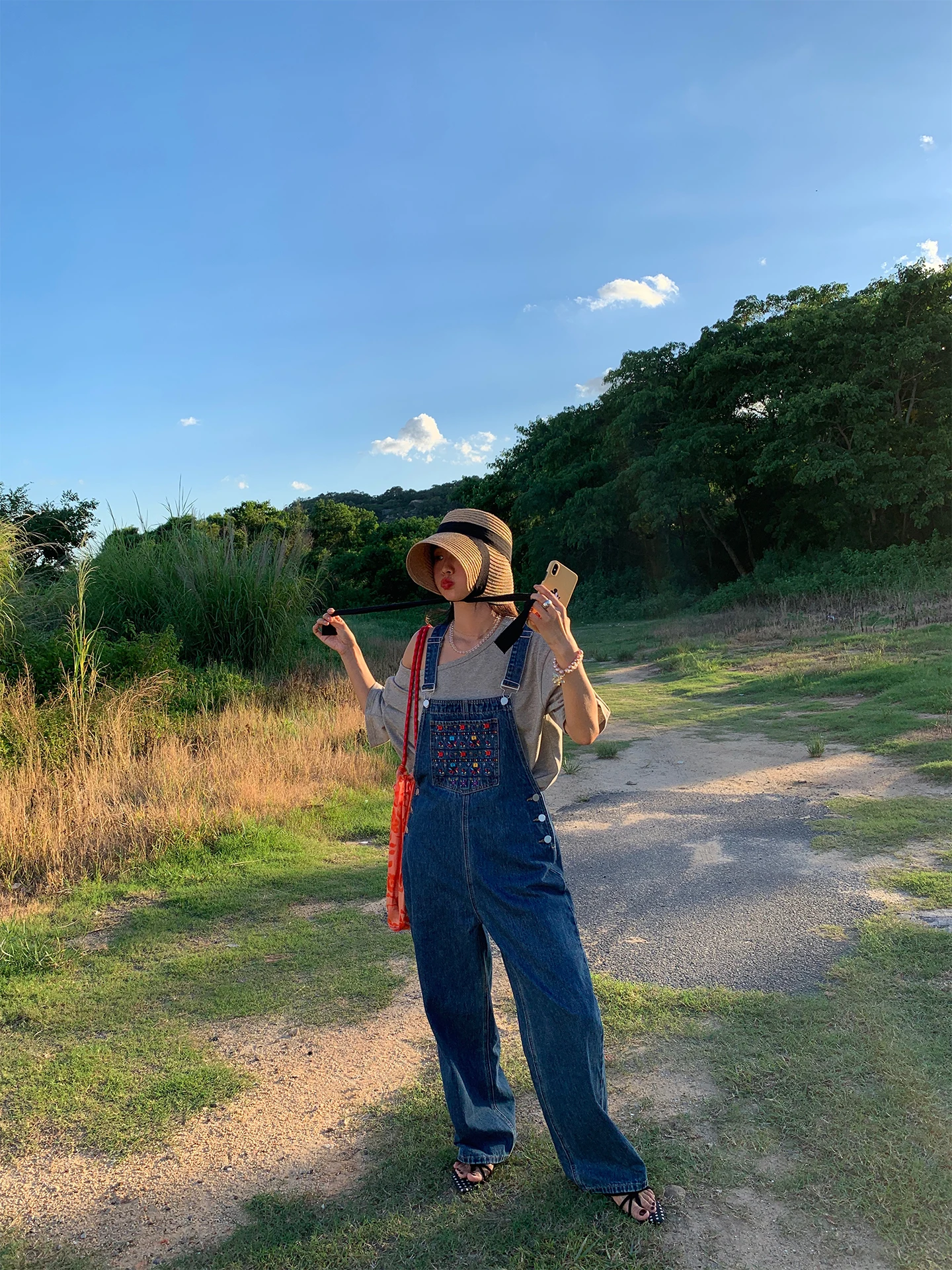 

Женские джинсовые комбинезоны, ранняя осень 2023, новый дизайн, универсальные хлопковые джинсы с вышивкой и высокой талией, прямые повседневные синие джинсы