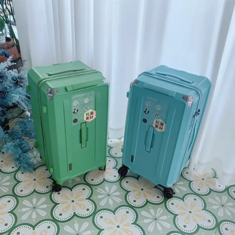 Large Suitcases on wheels 32\