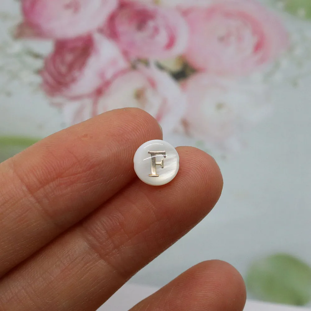 قذيفة المياه العذبة الطبيعية الخرز 5 قطعة 6 مللي متر/8 مللي متر ثقب أفقي مستدير حبة مطبوعة مع الذهب اللون A-Z 26 رسائل للمجوهرات ذاتية الصنع