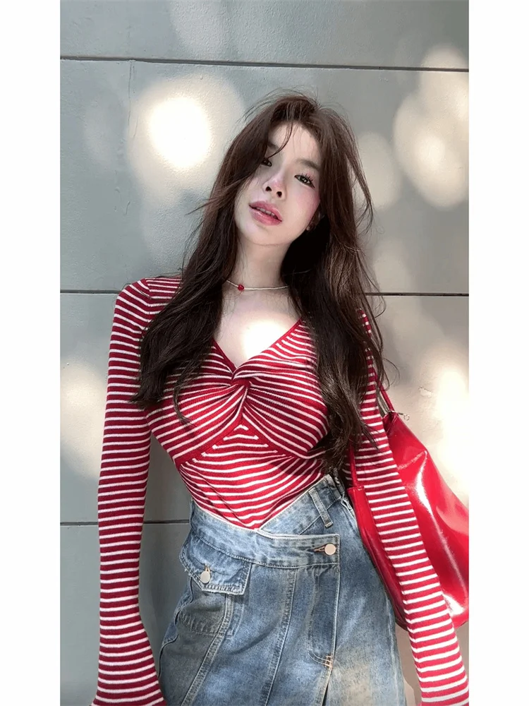 

Корейский модный комплект: женский повседневный топ и юбка OOTD, весенняя новинка, уникальный стиль, привлекательный дизайн, модный длинный рукав, V-образный вырез, комплект из двух предметов