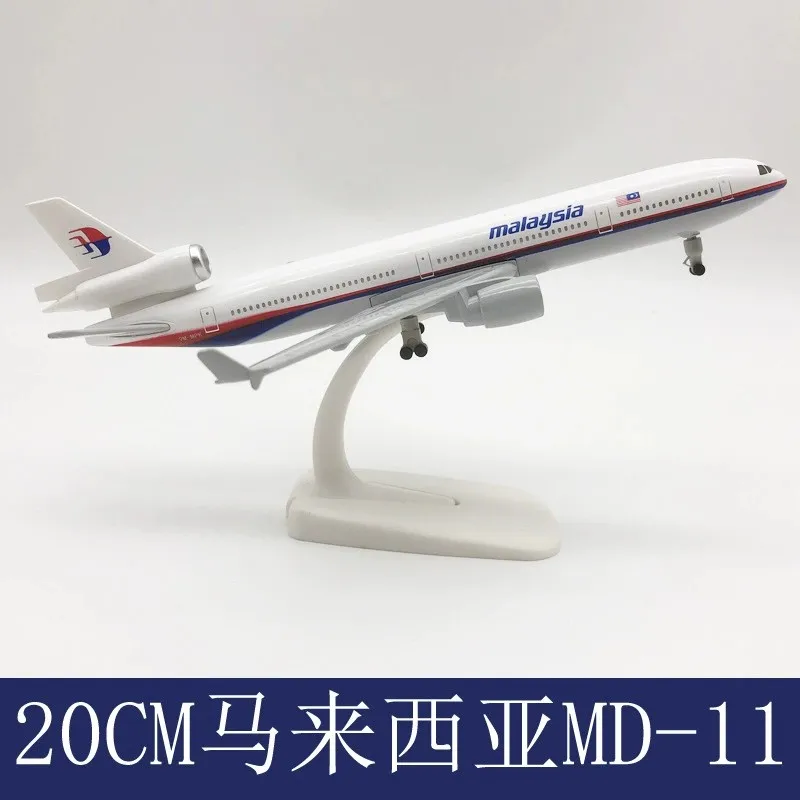 MD-11 20cm Malaysia Airways Metal Alloy Diecast Airplane Model Aircraft Hobby Gifts Home Decoration With Plane Wheels Display