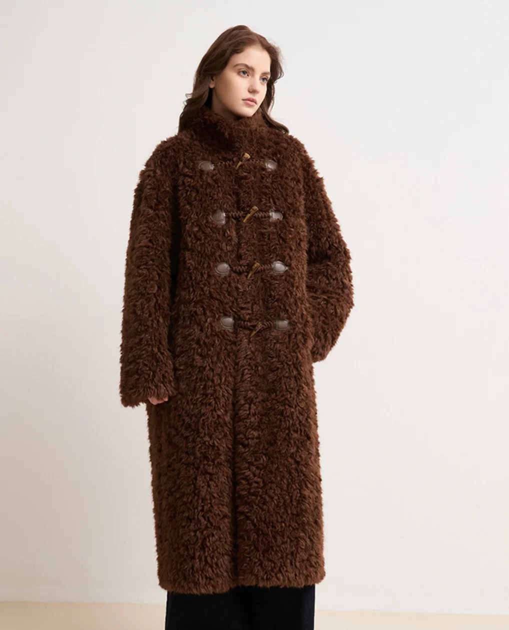 เสื้อโค้ทขนแกะสำหรับผู้หญิงที่ชอบสไตล์สบายๆ พร้อมกระดุมรูปทรงเขา ขนนุ่มฟู หนาและอบอุ่น เหมาะสำหรับฤดูใบไม้ร่วงและฤดูหนาว