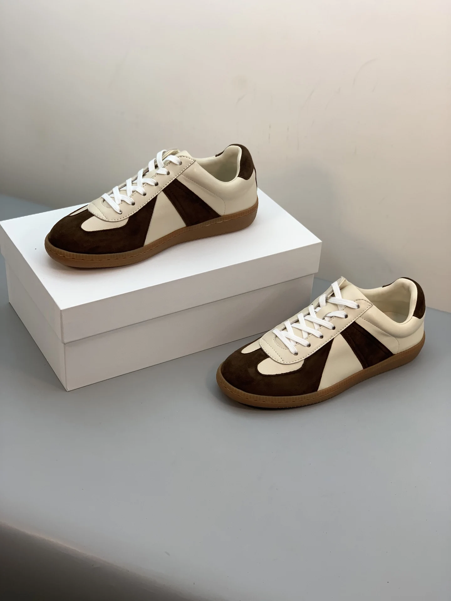 

Женские кожаные замшевые кроссовки в немецком стиле с резиновой подошвой