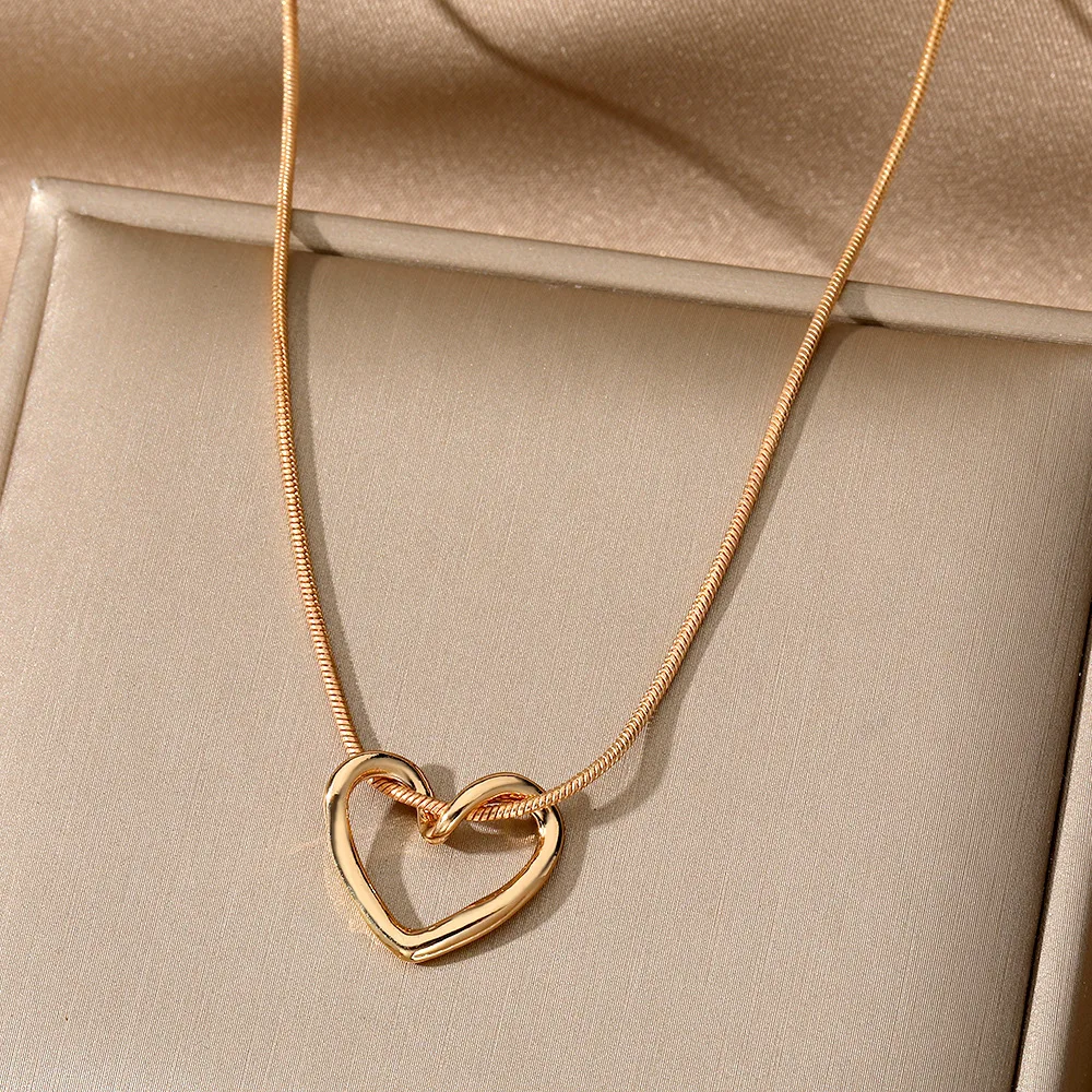 New Niche Hollowed-out Heart-shaped Necklace for Women Design Pendant in Japanese Korean Styles Versatile Collarbone Chain 2026