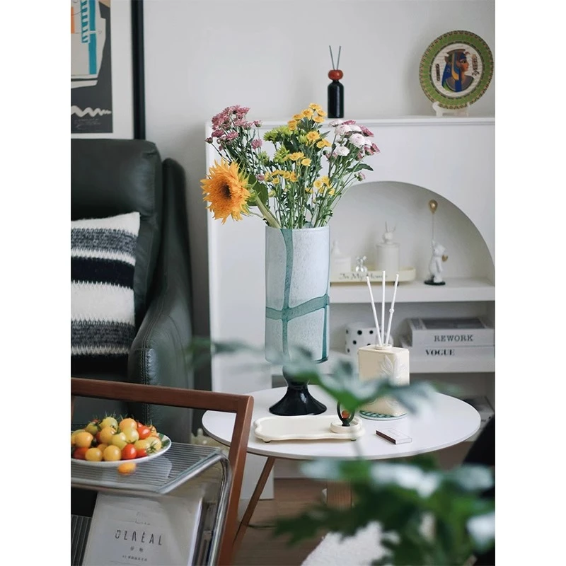 Blumenarrangement mit Kunstornament