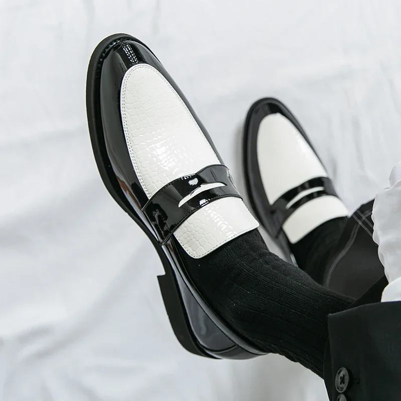2026 Spring New Men's Breathable Business Casual Loafers Fashion Brand Men's Comfortable Pointed Non Slip Small Leather Shoes