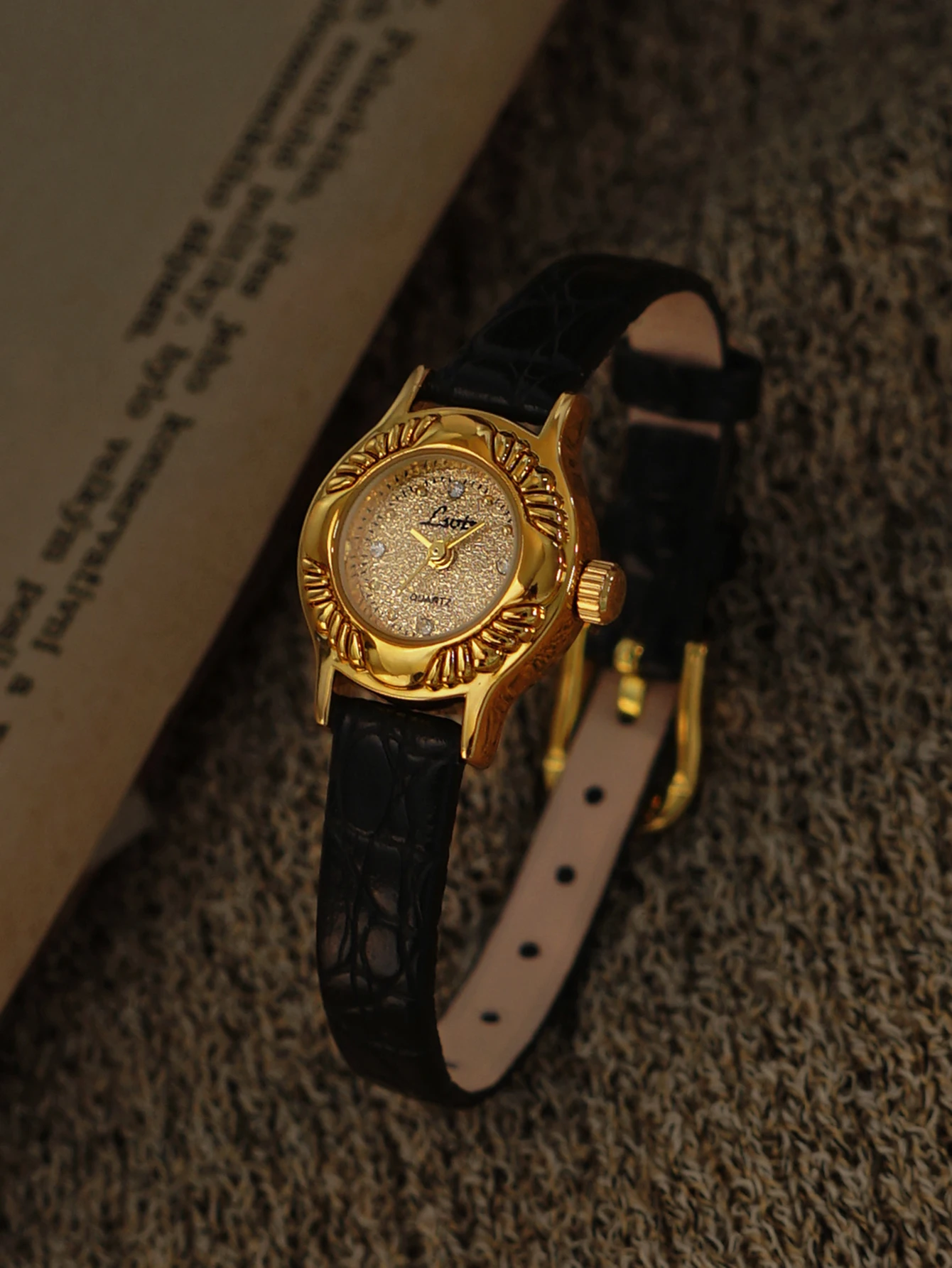 1 New French Retro Engraved Pattern Gold Small Dial Women's Watch, Elegant and Fashionable, Exquisite and Compact Waterproof Watch
