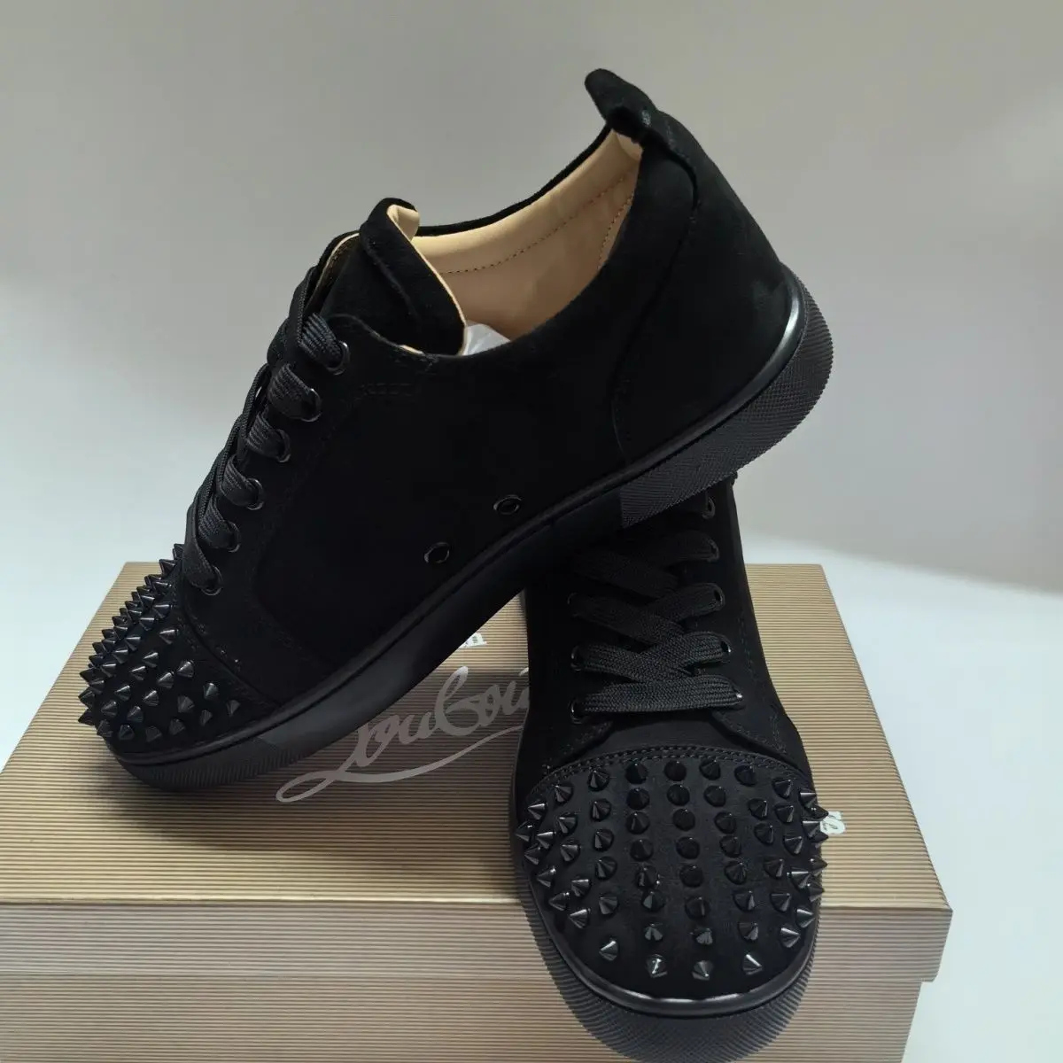 2025 جديد أزياء رجالية المنخفضة قطع الأسود برشام حذاء كاجوال شارع العليا الرجال الدانتيل متابعة جولة الرأس حذاء كاجوال مع حذاء أحمر