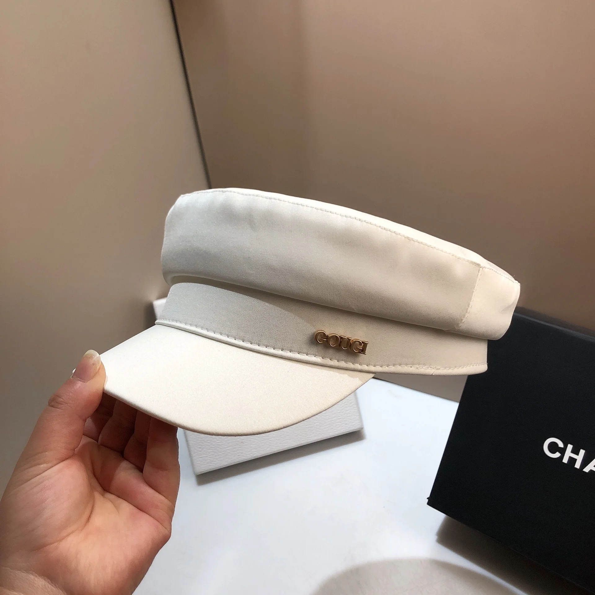 ​ قبعة بحرية جديدة من الساتان لعام 2025 للنساء - قبعة مسطحة مثل الحرير من الأسيتات، قبعة ربيع الخريف ريترو شيك، قبعة شمس قابلة للتعديل ​