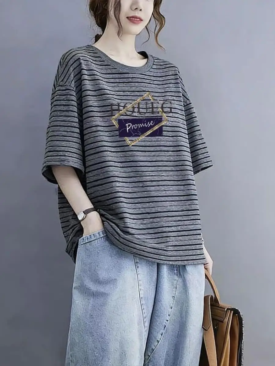camiseta-feminina-casual-de-algodao-com-bolso-e-lenco-gola-redonda-manga-curta-listrada-com-blocos-de-cores-e-estampa-de-letras-tamanhos-grandes-colecao-verao-2026