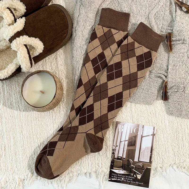 1 Paar diamantkarierte Kniestrümpfe für Damen im Herbst/Winter im englischen College-Stil, bequem, dick gestrickt, handwerklich
