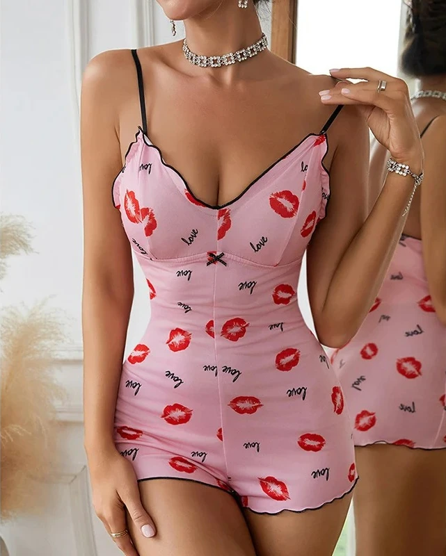 

Сексуальная цельная пижама для женщин, облегающая одежда для сна с красным принтом губ, удобная домашняя одежда из молочного шелка, пижамный комплект с v-образным вырезом и оборками