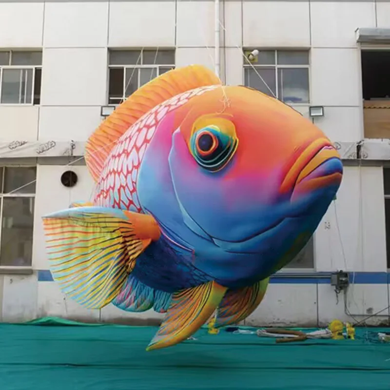 膨らませる色付きの魚、送風機付きの動物型エアモデル、屋外水族館、広場、ショッピングモールの装飾用の吊り下げ可能な小道具