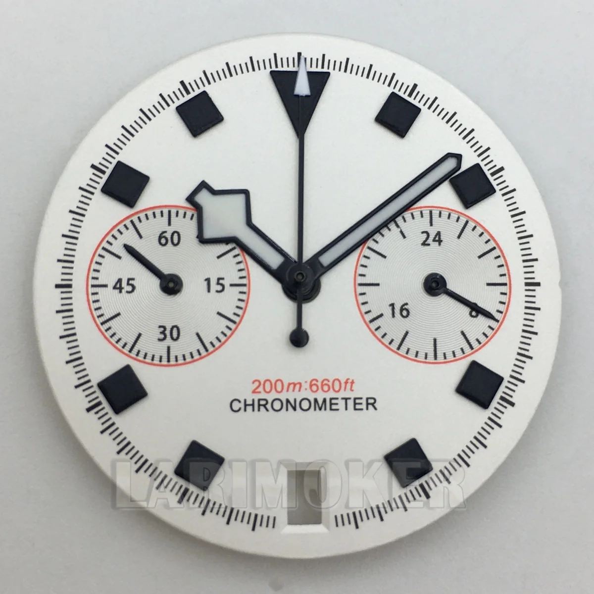 El esfera VH64 de 30 mm es negro, blanco y azul con manecillas luminosas verdes, adecuada para el movimiento de cuarzo VK64 con fecha a las 6 en punto.