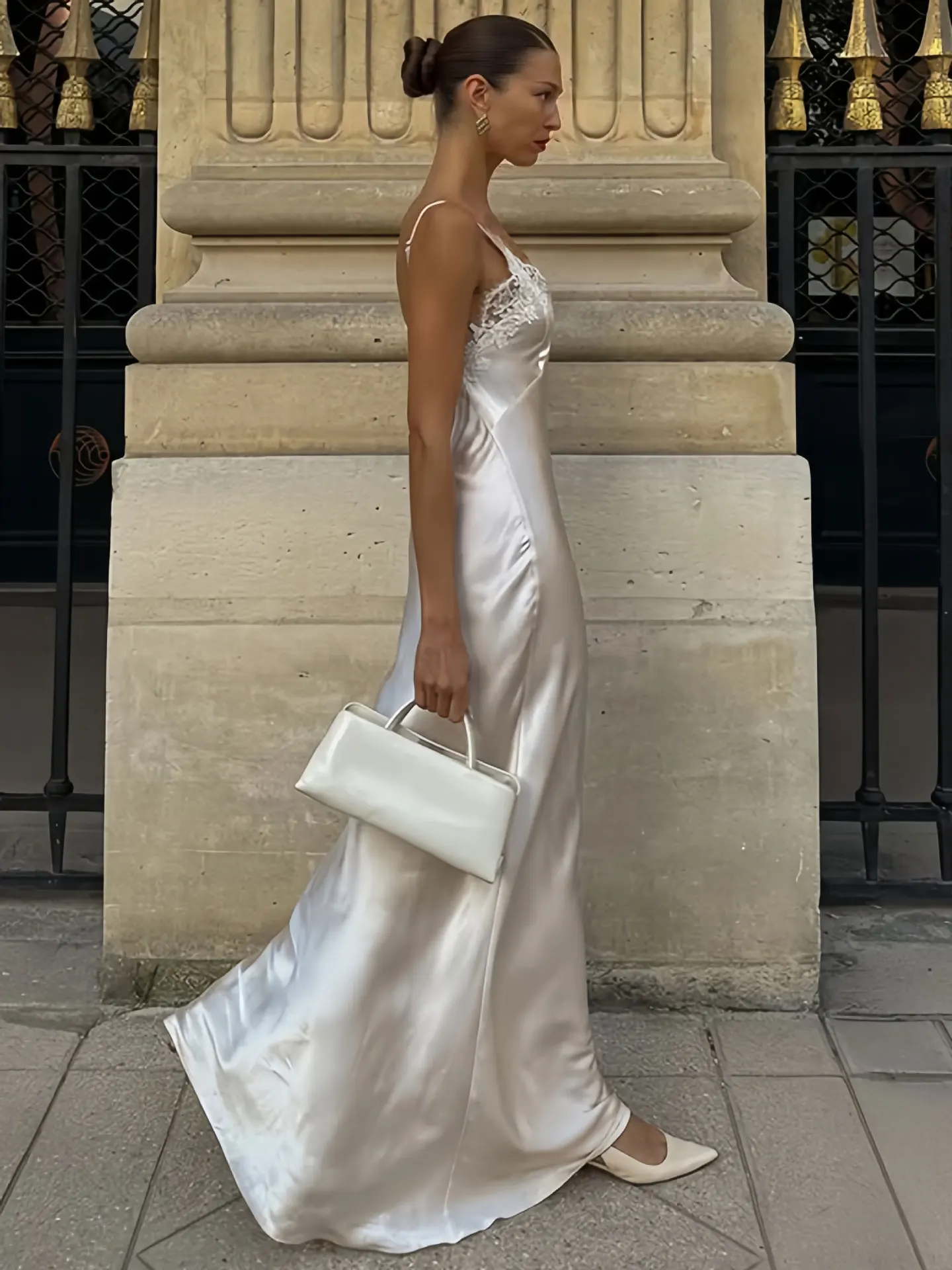 Elegante Abito Lungo in Raso con Scollo a V, Bianco con Inserti in Pizzo, Schiena Scoperta, Senza Maniche, Vestito Aderente da Sera per Donne