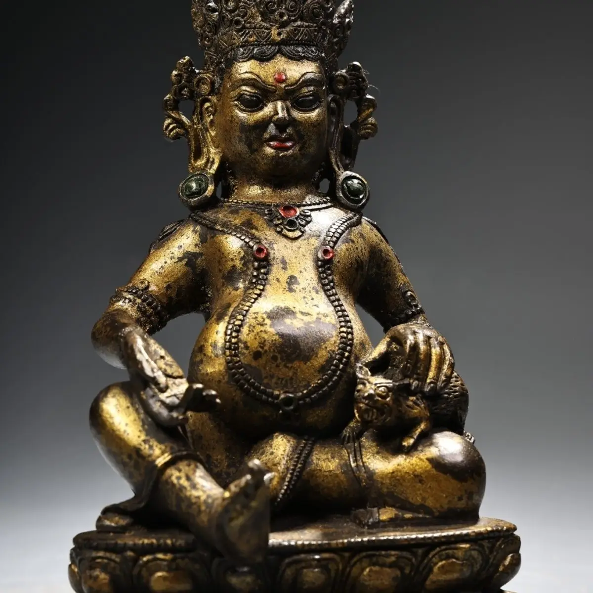 Treasures Old Collection Pure Copper High Relief Carving Mud Gold Yellow God of Wealth Weighs 700 grams and is 18 cm wide.