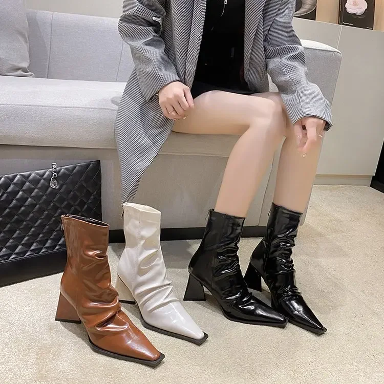 

Womens Boots 2023 Winter New British Style Pointed Patent Leather Pleated Back Zipper Thick High Heel Mid Barrel Short Boots