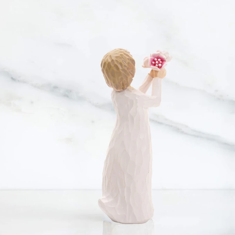 Resin statue holding pink flowers, family gift sculptures and decorations, bedroom living room tabletop