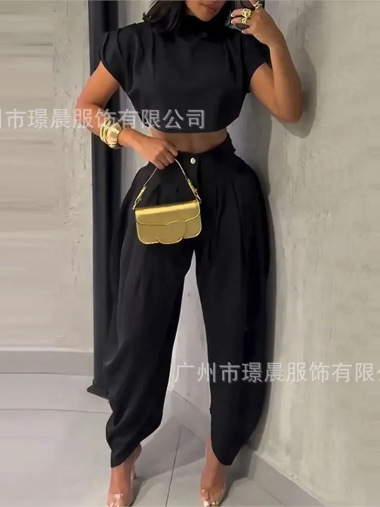 Modny komplet damski na lato: krótki top z półgolfem i spodnie z wysokim stanem, dwuczęściowy, jednolity kolor, seksowny, casualowy.