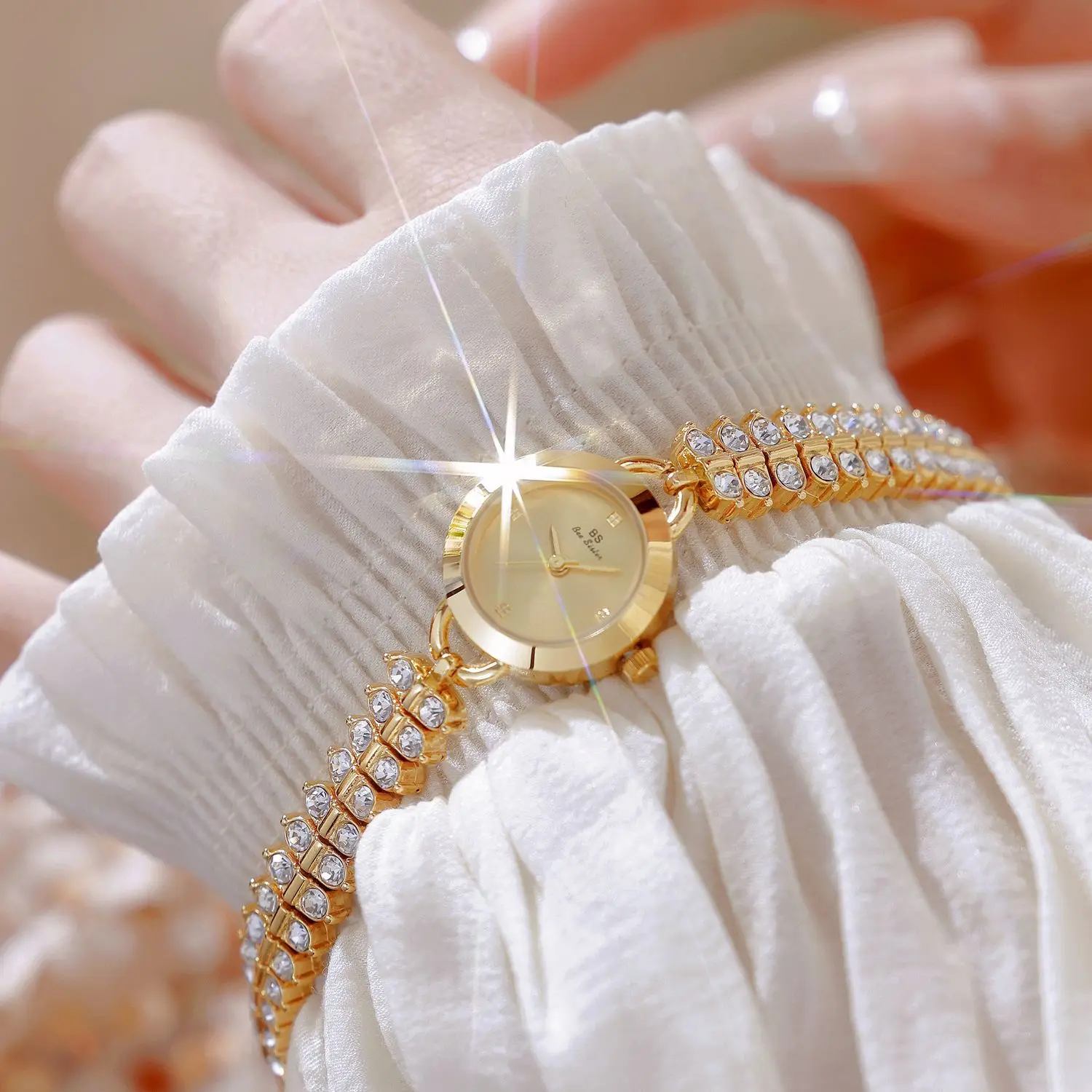 Watches and accessoriesNew light luxury exquisite small gold tassel retro high-end watcha gift for womenfashionable quartz watch
