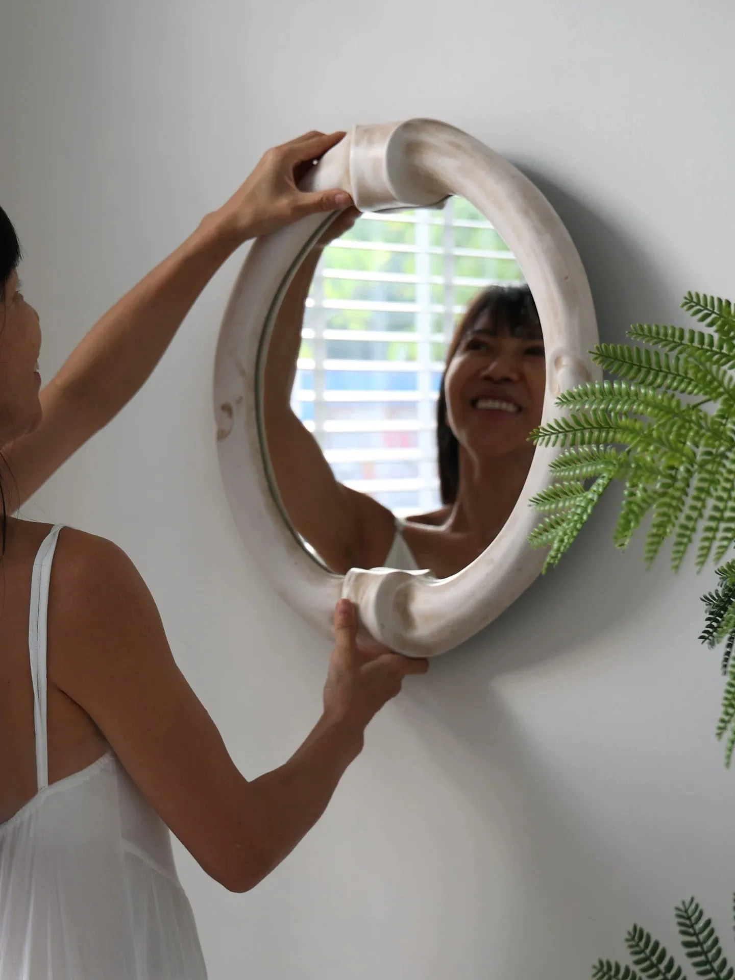 Creative Artistic Design Living Room Wall Decoration Makeup Mirror Handmade Distressed Retro Style Wall-Mounted Vanity Mirror