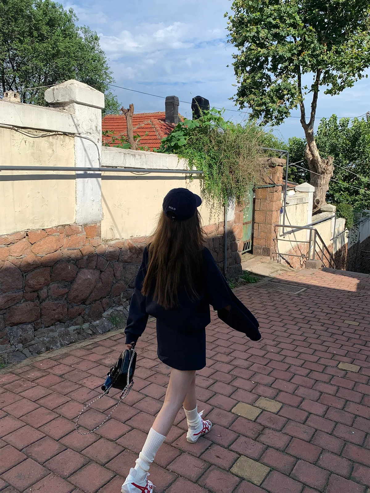 

Комплект из двух предметов: женский свитшот и юбка Anneop, весна 2025, с дизайном «зажим на локоть», повседневный, из хлопка, с круглым вырезом