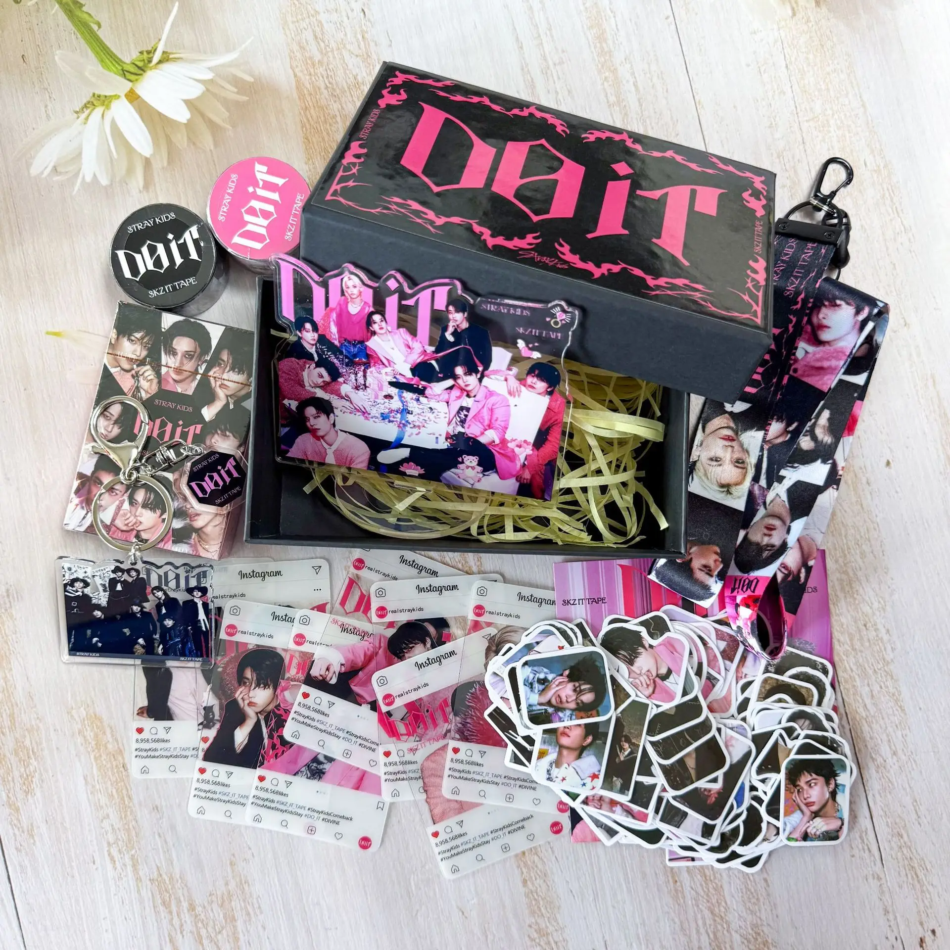 

SKZOO StrayKids Gift Box Mini Album DOIT Merchandise Keychain Stickers Photo Card Lanyard Set KPOP Personalized Collectible Gift