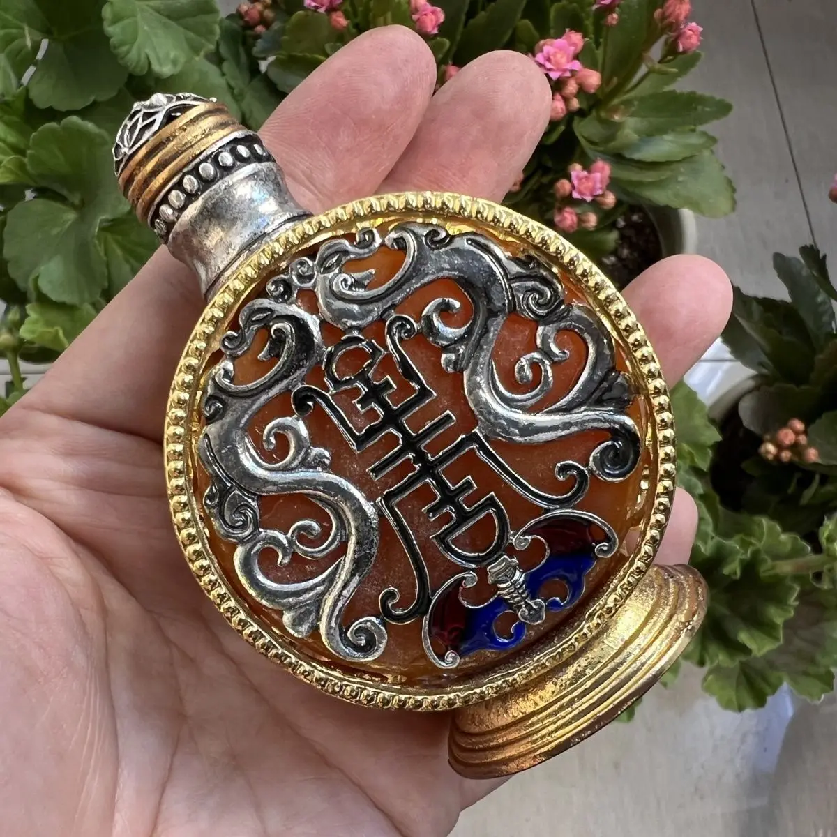 Antique interior painting Tibetan snuff bottle inlay characteristic art