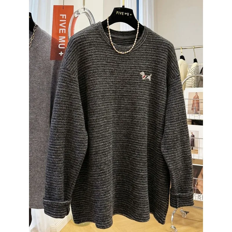 Felpa pullover senza cappello con collo rotondo a righe pelose ricamate a fumetti per donna in camicia base autunnale e invernale