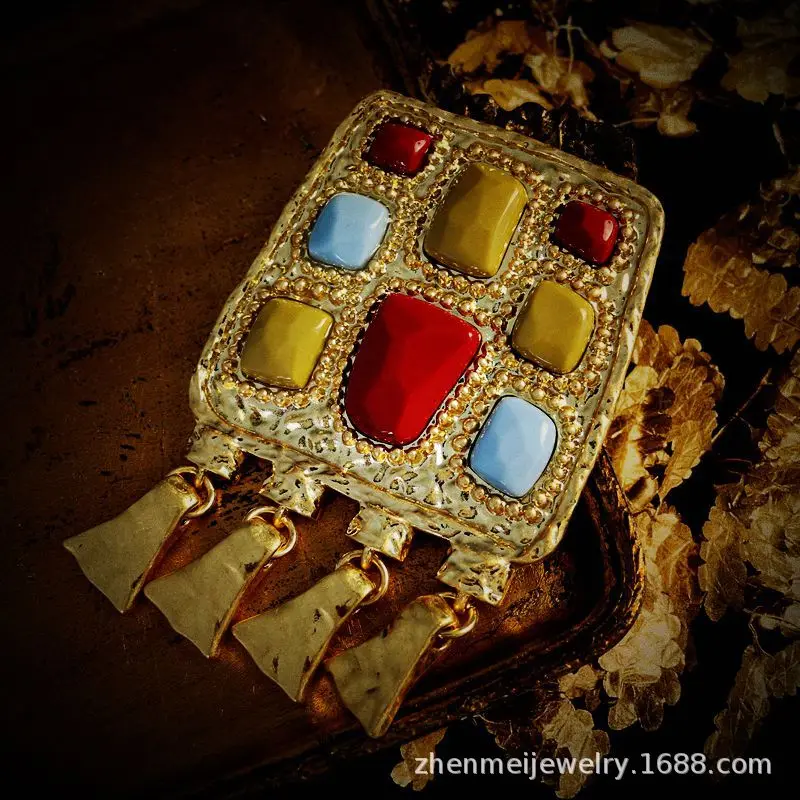 

Vintage Middle-aged Heavy Square Candy-colored Gemstone Smart Brooch