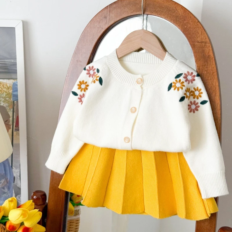 

2025 New Spring and Autumn Children's Knitted Flower Pattern Solid Color Cardigan and Pleated Skirt Two-piece Set