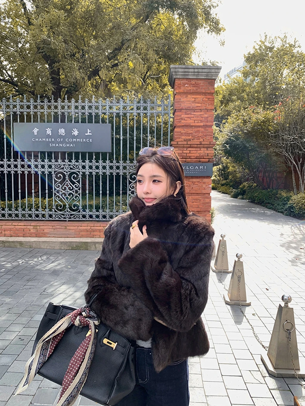 Abrigo de piel de conejo de cuero entero color café, cuello alto corto para mujer, ropa de invierno estilo antiguo Qian 2025