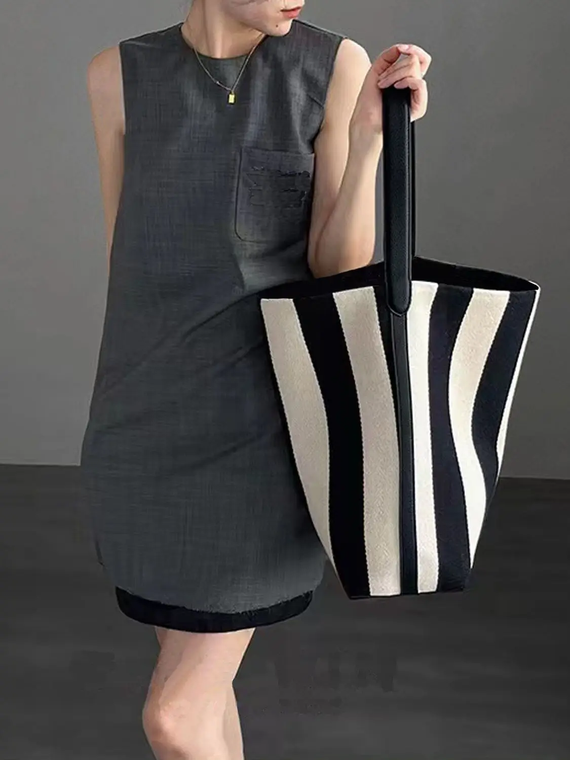 2024 New Black and White Striped Wide Shoulder Strap Canvas Women's Bag Large Capacity Commuting Tote Bag Shoulder Bucket Bag
