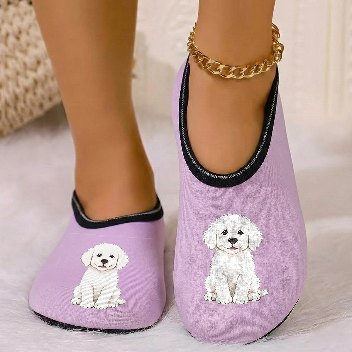 شبشب نسائي لطيف مطبوع عليه كلب من جلد الغزال يسمح بمرور الهواء ومرونة عالية للاستخدام الداخلي ومضاد للانزلاق