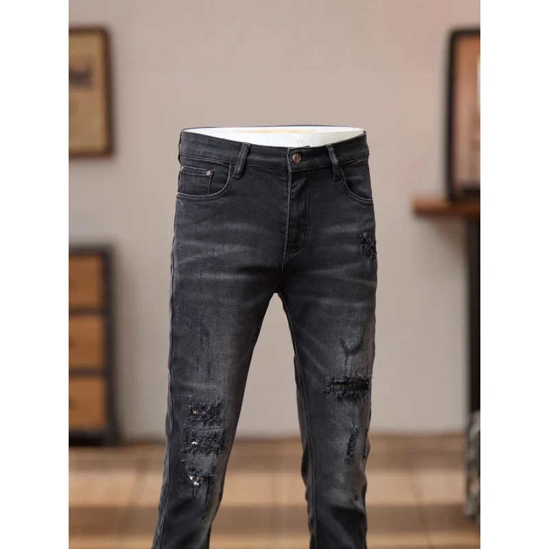 Jeans grigi neri con toppa graffiata da uomo autunno 2025 nuovo articolo retrò stile americano pantaloni a gamba piccola elastici cool e slim fit