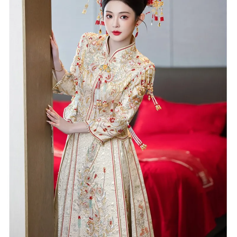 The new Chinese-style wedding dress heavy-duty dragon and phoenix gown has been released