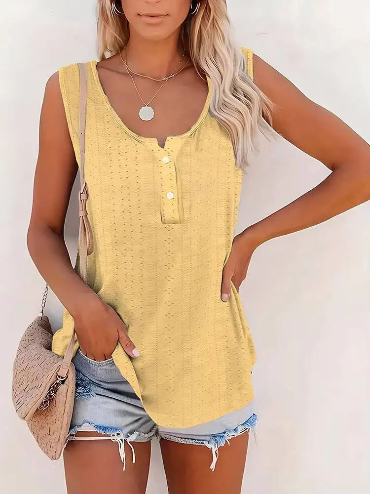 Regata Feminina Amarela de Verão com Gola Redonda, Sem Mangas, Textura Perfurada, Carcela de Botões, Caimento Relaxado, Fresca, Elegante e Casual para o Dia a Dia