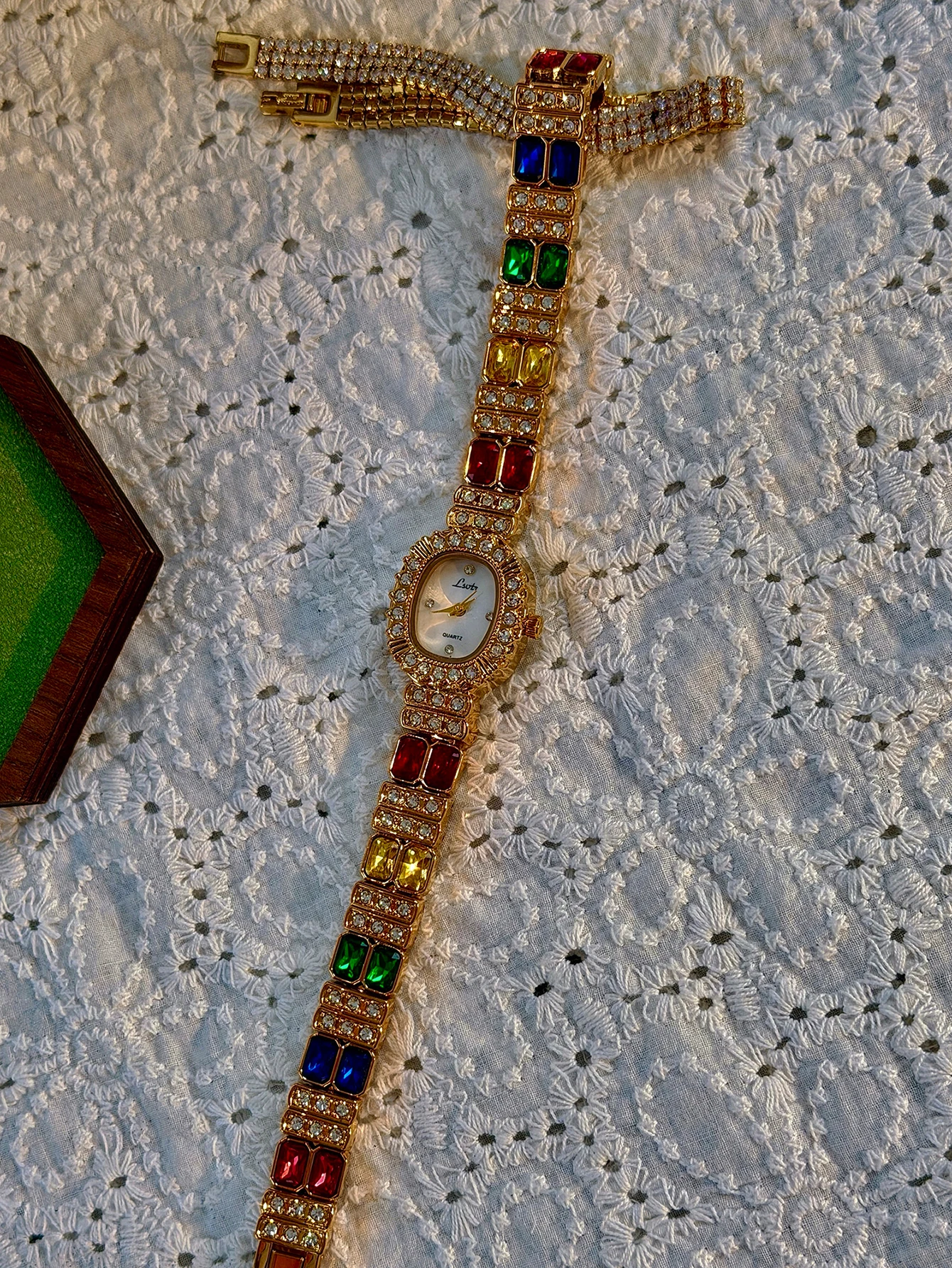 1 New Golden French Luxury Ladies' Watch, a Variety of Ladies' Watches with Elegant and niche Colored Diamond and White Dial.