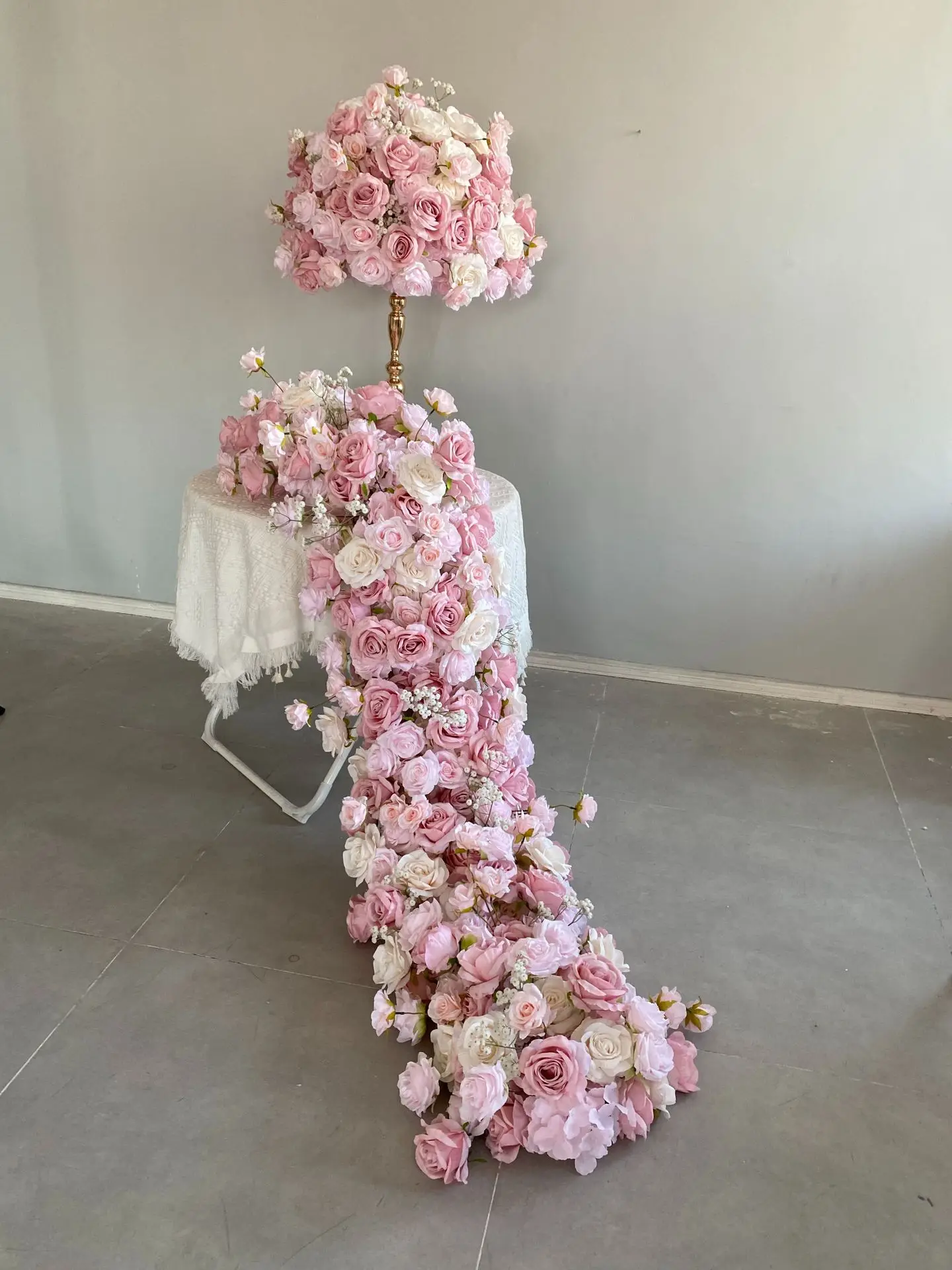 Rosa künstliche Blumenkugel und Blumenreihe, Hochzeitstischbogen, Hintergrund, Blumendekoration für Veranstaltungen, Bankette, Heimdekoration, Großhandel – Detail 1