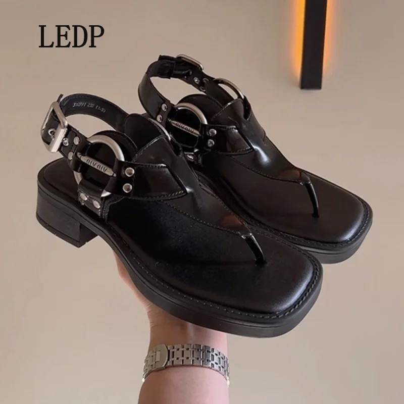 

LEDP Brand Metal Belt Buckle Toe Sandals Women 2024 New Summer Retro Chunky Heel Heel Roman Shoes Punk Style Rivet Design