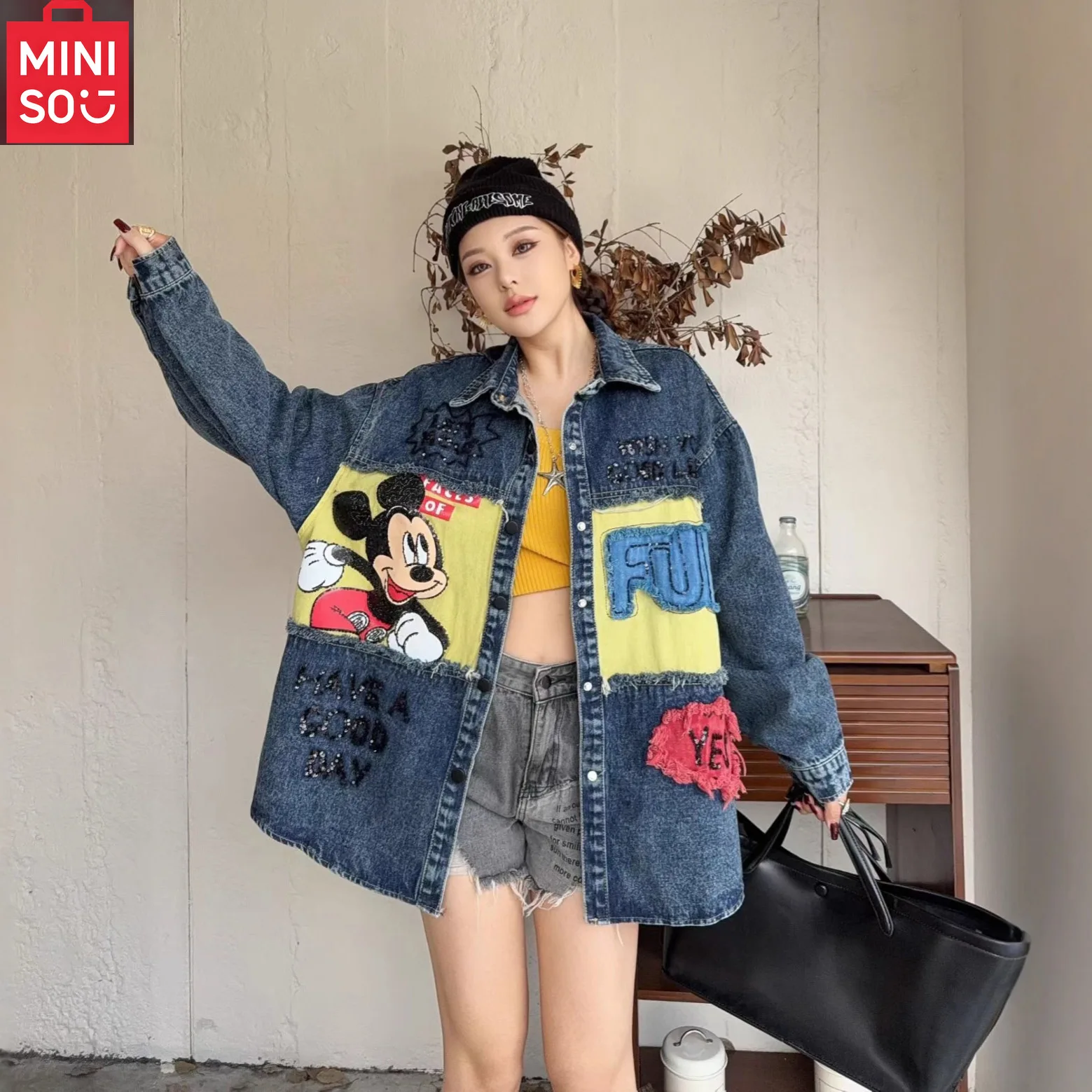 

MINISO European denim shirt for women in autumn 2025, new heavy industry worn cartoon pattern letter print loose top trend