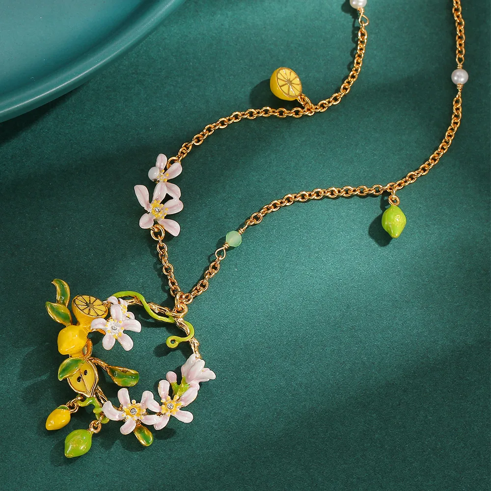 

1Pc Exquisite And Stylish Enamel-glazed White Flower And Lemon Necklace,A Sophisticated And Elegant Floral Wreath Choker