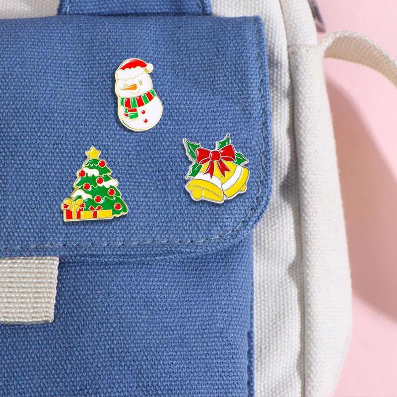 Broche bonito de ciervo de Navidad de dibujos animados, insignia de Metal con copo de nieve, accesorios pequeños de Navidad para niños