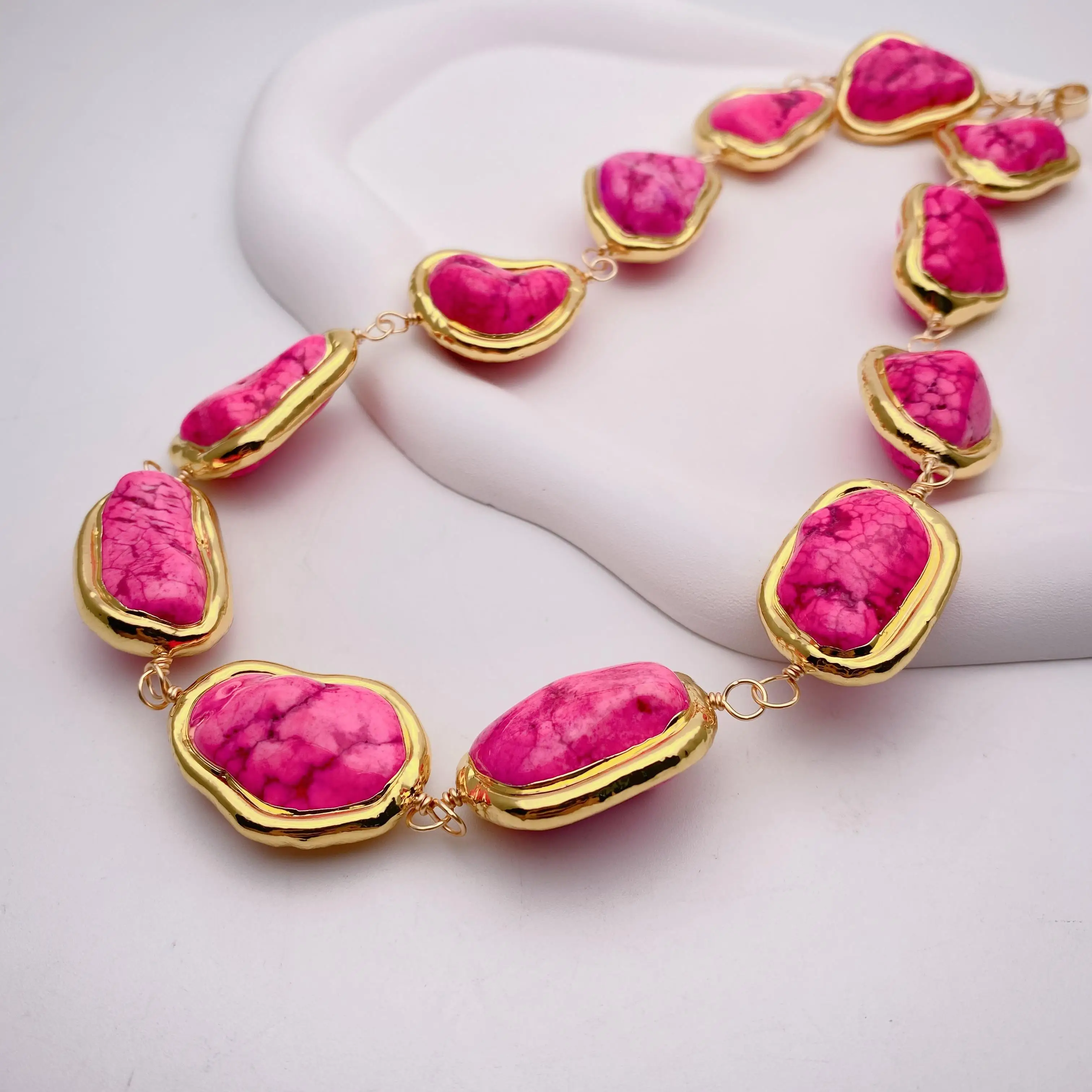 YYGEM 24x30mm Pink Color Turquoise Freeform Beads Gold Plated Choker Necklace Chunky Necklaces Nice Gift view 3