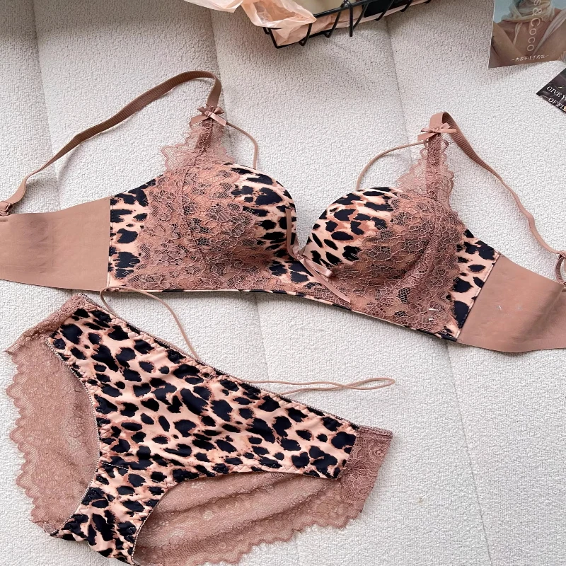 Nuevo conjunto de lencería sexy con estampado de leopardo y encaje para mujer, con escote en V profundo, efecto push-up, anti-caída, cómodo para uso diario.