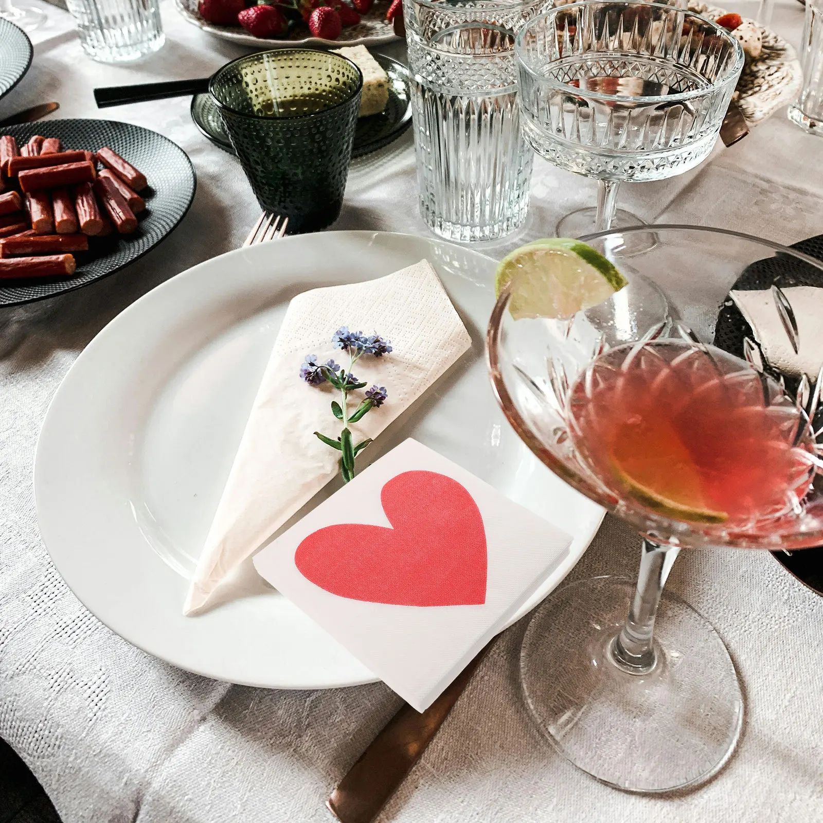 

40Pcs Heart Pattern Paper Napkins Wedding Disposable Napkins for Party Dinner Elegant Printed Table Tissue Soft Absorbent