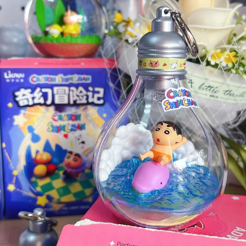 Карандаш Шин-Чан Фэнтези Приключения Миниатюрная сцена Орнамент Лампочка Glow Tide Play Слепая коробка Праздничный подарок Милая игрушка Орнамент