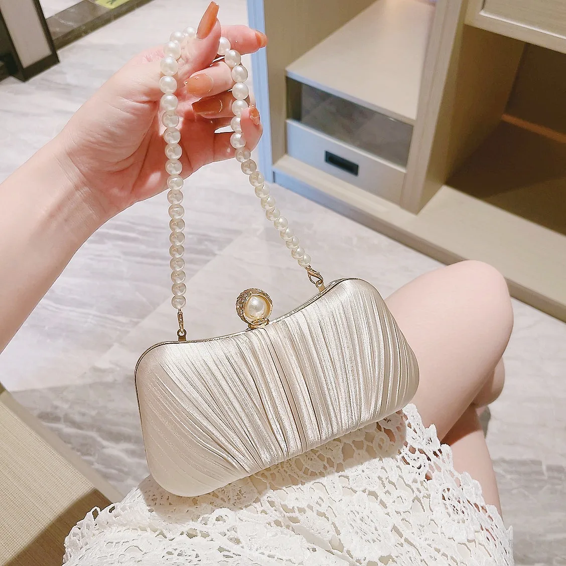 

2023 New Women Pearl Hasp Evening Bags Silk Fold Wedding Dinner Purse Party Dinner Wallets With Chain Drop Shipping