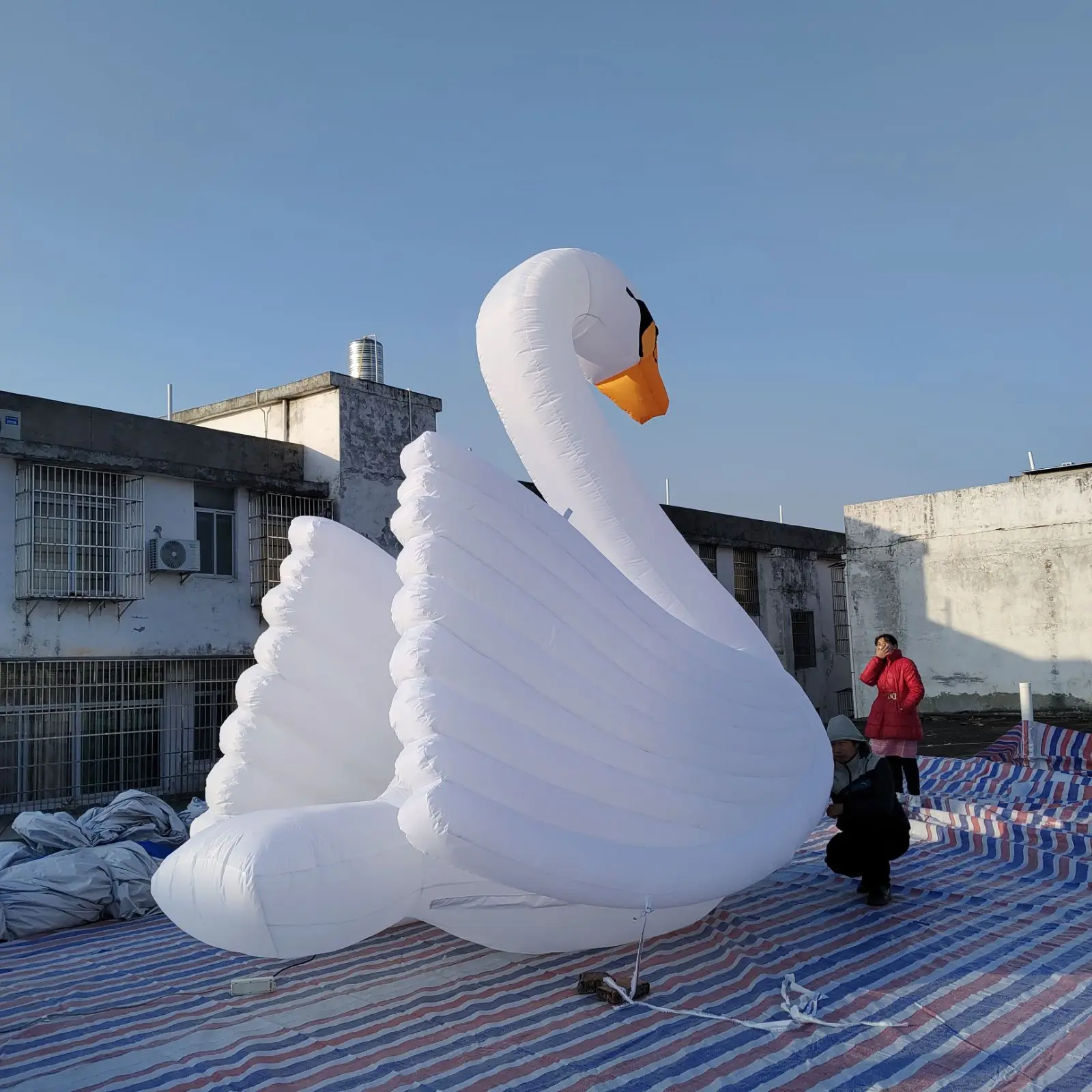 Cigno gonfiabile gigante fresco del fumetto della decorazione pubblicitaria del cigno bianco gonfiabile